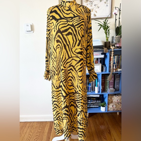 Beautiful Midi Dress. Size S. - Picture 3 of 4